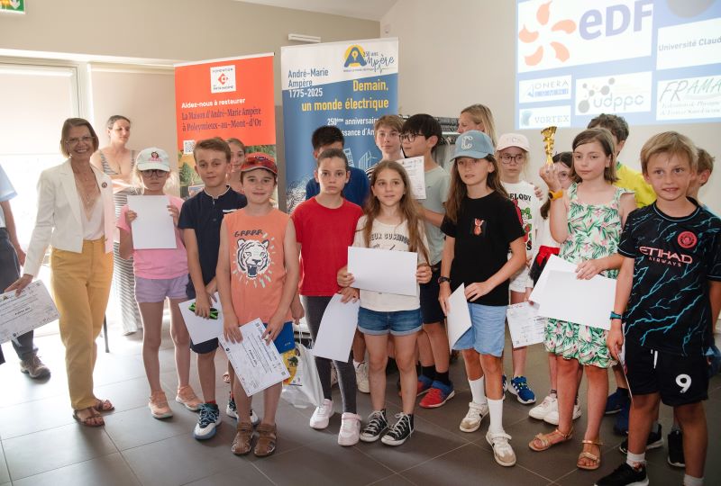 Marie-France Joubert(ASBLA de Lyon) avec les élèves de l'Ecole de Poleymieux (Premier Prix catégorie Primaire)