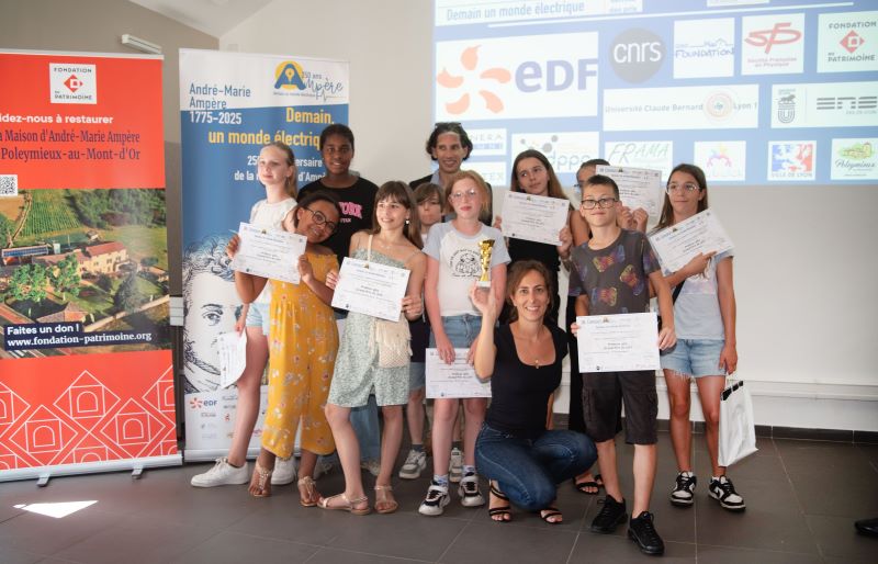 Rodolphe Dupuis (EDF) avec les élèves du collège Canterane (Grand Prix du jury) Rodolphe Dupuis (EDF) avec les élèves Grand Prix du jury